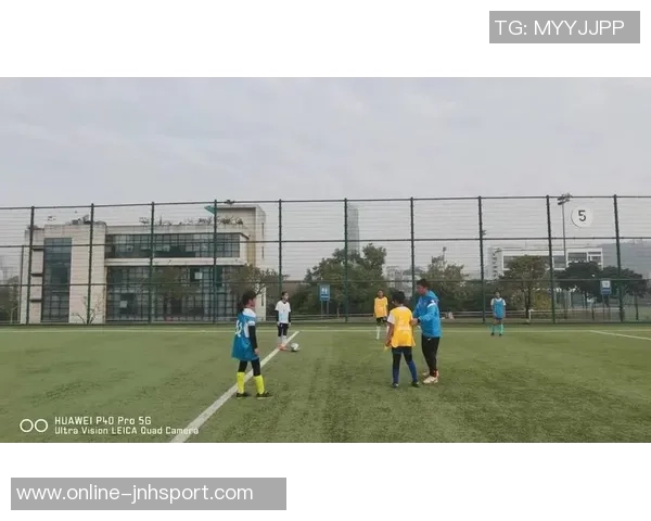 线上培训足球新模式探索提升青少年运动技能与团队合作能力